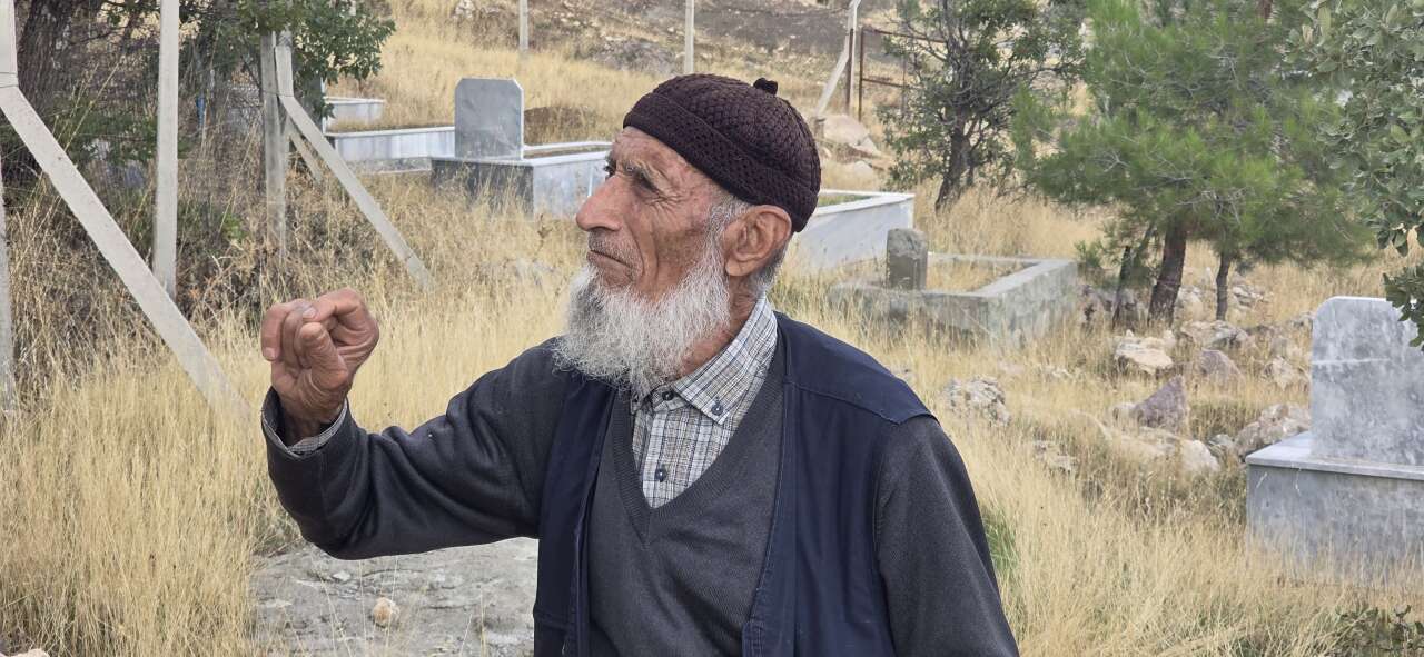 Ölüm gelmeden hazırlığını yaptı! Eşiyle kendine mezar kazdırdı 9